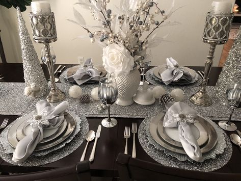 Christmas Table Settings Silver White, Silver And White Christmas Table Decor, Silver Christmas Table Settings, Silver Christmas Table Decorations, Silver Table Decorations, Silver And White Christmas Decor, Silver Table Setting, Silver Table Decor, Christmas Table Decorations Ideas