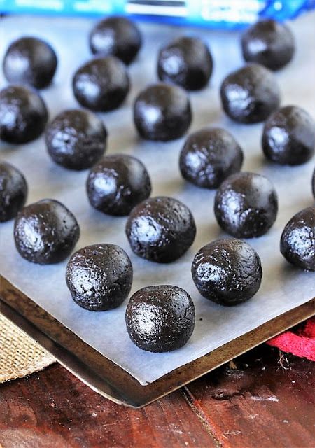 How to Make Oreo Balls Image Can You Freeze Oreo Balls, Oreo Balls Without Food Processor, How To Dip Oreo Balls, Oreo Cake Balls Recipe, How To Make Oreo Balls, Oreo Snowballs, Oreo Truffle Balls, Oreo Cake Balls, Xmas Cookies Recipes