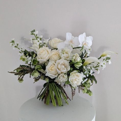 👰🏻‍♀️My bridal bouquet, option 1: Classic and contemporary👰🏻‍♀️ She's voluminous, elegant and one for the ages 💕 I love taking a timeless approach and adding a modern touch with the asymmetrical shape and horizontal lines. I also love playing with texture when the colour palette is simple so am loving the roses and tulips next to each other, the callas with the stock, and the green from the hellebores. Over the next few weeks I'll be playing around with different colours, styles and shape... Asymmetrical Bouquet, Roses And Tulips, Birthday Cake Roses, Cake Roses, Horizontal Lines, Different Colours, Colour Palette, Bridal Bouquet, Florist