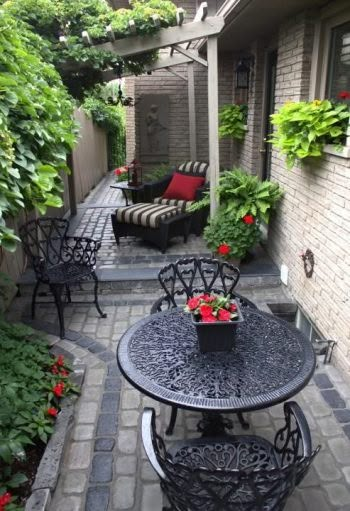 Landscaping Ideas Perfect for Your Side Yard ~ Bless My Weeds Small Patio Design, Courtyard Landscaping, Side Yard Landscaping, Small Courtyard Gardens, Small Patio Garden, Backyard Seating, Small Courtyards, Side Garden, Front Yard Garden