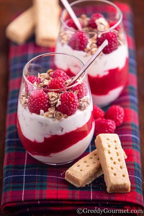 Cranachan Recipe, Scottish Puddings, Scottish Desserts, Chocolate Flapjacks, Rhubarb Cake, Scottish Recipes, Burns Night, Raspberry Sauce, Pudding Recipe