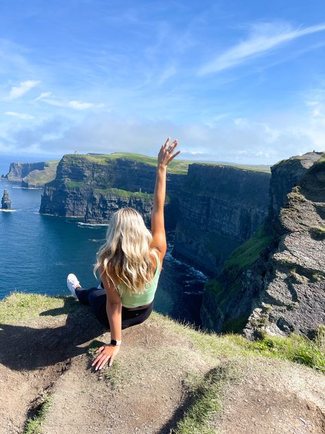 Cliffs of Moher in Ireland for some travel inspo, travel photos, ireland photos, photo inspo @gracieoconnor on insta Dublin Ireland Picture Ideas, Pictures In Ireland, Ireland Travel Photography, Study Abroad Aesthetic Ireland, Ireland Lookbook, Ireland Picture Ideas, Cliffs Of Moher Outfit, Ireland Instagram Pictures, Ireland Photo Ideas