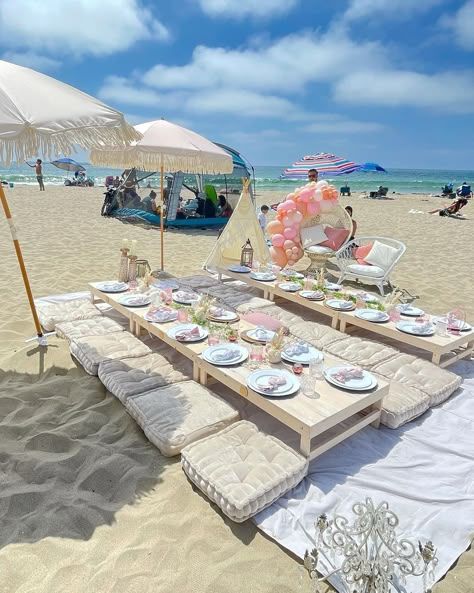 Beach Picnic Decor Ideas, Luxury Picnic Beach, Birthday Picnic At Beach, Boho Beach Party Ideas, Beach Picnic Bday Party Ideas, Cute Beach Birthday Set Up, Beach Picnic Gender Reveal, Beach Party Ideas At The Beach, Sweet 16 Beach Picnic