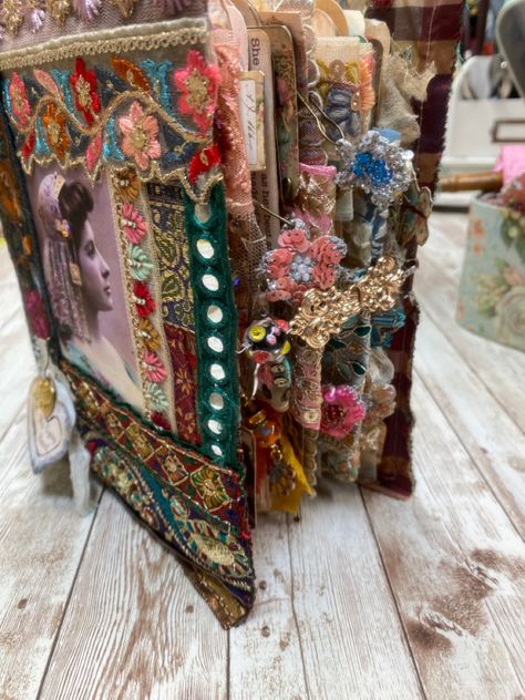 Patchwork Journal Cover, Fabric Covered Junk Journal, Fairy Journal Cover Ideas, Fabric Junk Journal Cover, Boho Fabric Journal, Boho Journal, Diy Notebook Cover, Handmade Journals Diy, Pretty Journals