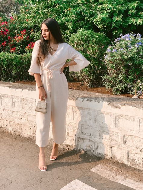 Photo Poses In Western Dress, Jumpsuits Poses For Women, Poses In Jumpsuit For Instagram, Poses For Jumpsuit, Pose In Jumpsuit, Jumpsuit Poses Instagram, Jumpsuit Photoshoot Ideas, Short One Piece Dress Western, Jumpsuit Poses