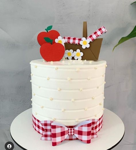 Cute Cakes Ideas, Bolo Picnic, Teddy Bear Picnic Birthday Party, 1st Birthday Cake Ideas, Red Riding Hood Party, Picnic Cake, Spring Birthday Party, Strawberry Shortcake Birthday, Picnic Birthday Party