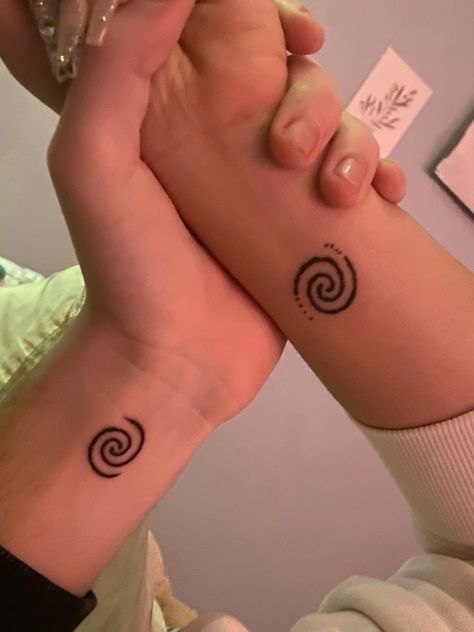 Henna Designs 4th Of July, Things To Draw On Your Wrist, Summer Henna Designs, Matching Henna, Karwa Chauth Mehndi, Aesthetic Henna, Summer Henna, Henna Doodle, Small Henna Tattoos