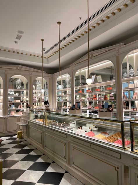 Luxury Patisserie Interior, French Patisserie Design, Coffee Store Design Interiors, Bakery Ceiling Design, Patiserie Interior, Art Deco Bakery, Dessert Shop Interior, Bakery Aesthetic Interior, Parisian Cafe Interior