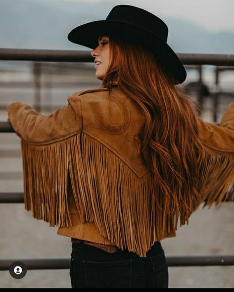 Outfits Gorditas, Cowgirl Pictures, Urban Cowgirl, Classy Cowgirl, Looks Country, Cowgirl Aesthetic, Cowboy Party, Leather Jacket Style, Cowgirl Outfits