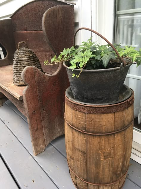 Antique Farmhouse Porch, Primitive Outdoor Decor, Rustic Farmhouse Porch Decor, Nail Barrel Ideas, Primitive Porch Decor, Primitive Porch Decorating Ideas, Country Porch Decorating Ideas, Cabin Front Porch Ideas, Country Porch Ideas