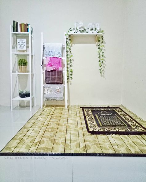 Casual Living Room Design, Ladder Hanger, Muslim Prayer Room Ideas, Prayer Room Ideas, Arabic Decor, Girl Bedroom Walls, Living Room Corner, Dorm Room Inspiration, Islamic Decor