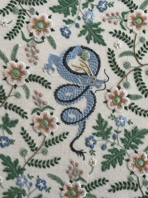 YUMIKO HIGUCHI Yumiko Higuchi Embroidery, Yumiko Higuchi, Medieval Embroidery, Ivy House, Hand Embroidery Videos, Hand Embroidery Flowers, Embroidery Motifs, Embroidery Designs Fashion, 자수 디자인