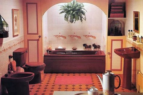 Bathroom Colonial, Burgundy Kitchen, 1970s Bathroom, Pink Bathroom Vintage, Mint Green Bathrooms, 70s Bathroom, 60s Interior, 80s Interior Design, 80s Interior