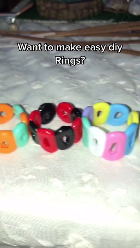 How To Make Home Made Rings, Clay Beads Ring Ideas, How To Make Rings At Home Easy, Homemade Rings Beads, Homemade Rings Aesthetic, Pony Beads Bracelet Ideas, Clay Bead Ring Ideas, Aesthetic Bead Rings, How To Make Rings Diy