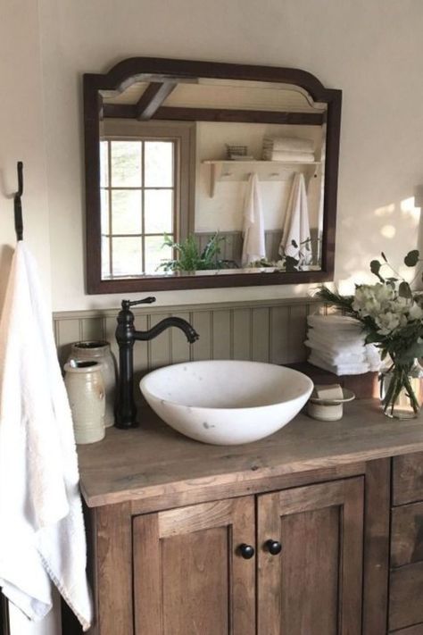 Bedroom Elements, Baños Shabby Chic, Small Farmhouse Bathroom, Primitive Bathroom, Farmhouse Bathroom Design, Rustic Farmhouse Bathroom, Farmhouse Bathroom Ideas, Bilik Air, Rustic Bathroom Designs