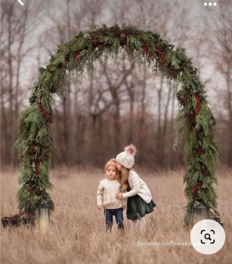 Farm Christmas Mini Sessions, Family Christmas Pictures 2022, Christmas Outdoor Backdrop, Christmas Bench Photo Shoot, Outdoor Christmas Photoshoot Setup Diy, Boho Christmas Photoshoot Outdoor, Winter Mini Session Ideas Outdoor, Christmas Mini Outdoor, Simple Christmas Minis Outdoor