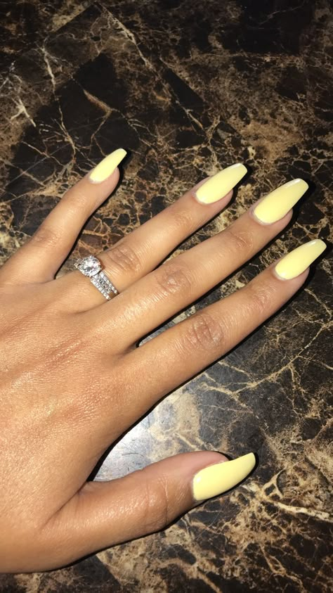 Summer Nails Colors Designs, Gel Nails French, Yellow Nail Art, Yellow Nails Design, Yellow Nail, Nails Yellow, Glitter Gel Nails, Makijaż Smokey Eye, Super Nails