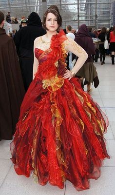 Don't miss the chance to own a custom made dress that looks like fire Hunger Games Costume, Phoenix Costume, Fire Costume, Fire Dress, Fire Fairy, Custom Made Dress, Black Halloween Dress, Made Dress, Flame Design