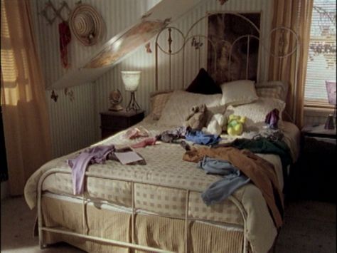 buffy summers bedroom | 1630 Revello Drive - Buffy the Vampire Slayer and Angel Wiki Girl Bedroom Ideas, Buffy Summers, Pretty Room, Dreamy Room, Buffy The Vampire, House Room, Kids Bedroom Decor