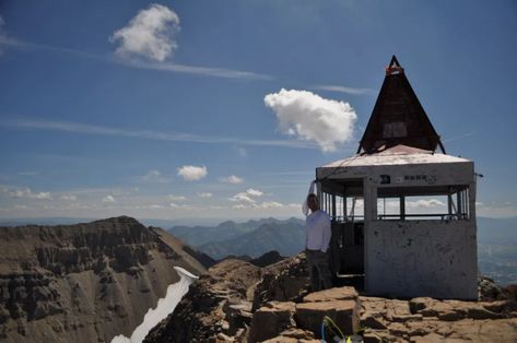 Summit hut on the top of Mount Timpanogos Mount Timpanogos, Utah Lakes, Utah Temples, Utah Hikes, Emerald Lake, Small Waterfall, Mountain Peak, Grand Staircase, Mountain Range