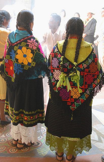 Mazahuas. Estado de México. Mexican Culture Clothes, Traditional Mexican Hairstyles, Traditional Mayan Clothing, Indigenous Mexican Clothing, Huichol Clothing, Mexican Hairstyles, Mexican Huipil, Mexican Textiles, Mexican Traditions