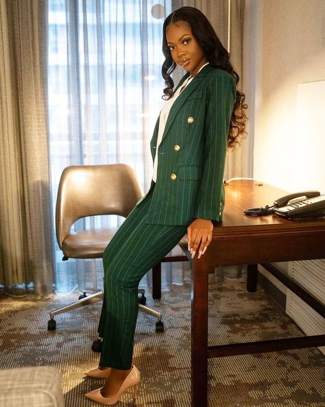 Green Pinstripe Suit, Outfit Trabajo, Work Vibes, Grad Shoot, Sales Girl, Corporate Chic, Corporate Wear, Golden Birthday, Office Chic