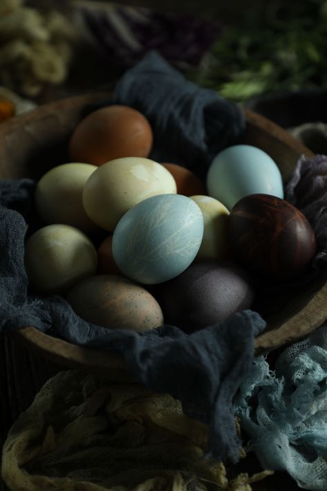 Herbs and floral prints on naturally dyed Easter Eggs with common kitchen stables. Color with Turmeric, Purple Cabbage, Beets, Green Tea, Annatto Seeds. Eggs Crafts For Kids, Easter Eggs Crafts, Aesthetic Eating, Annatto Seeds, Easter Eggs Ideas, Magic Cottage, Easter Eggs Hunt, Easter Eggs Decoration, Easter Egg Decor