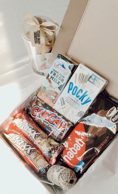 Special for your bestfriend Birthday Hampers Ulang Tahun, Bday Treats, Cake Snack, Packaging Ideas Business, Snack Gift, Gift Box Birthday, Snack Cake, Packaging Ideas, Food Gifts