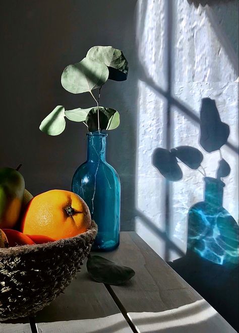 Light And Shadow Photography, Blue Glass Bottle, Still Life Pictures, Life Drawing Reference, Blue Glass Bottles, Still Life Images, Reflection Photography, Shadow Photography, Still Life Fruit