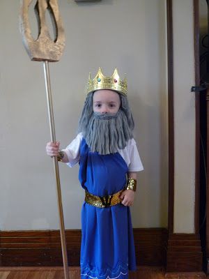 Full Time Frugal : DIY costume - $10 Poseidon! Posiden Costume, Poseidon Costume, Mythology Costumes, Under The Sea Costumes, Greek God Costume, Sea Costume, Greek Dress, Little Mermaid Costume, Diy Costumes Kids