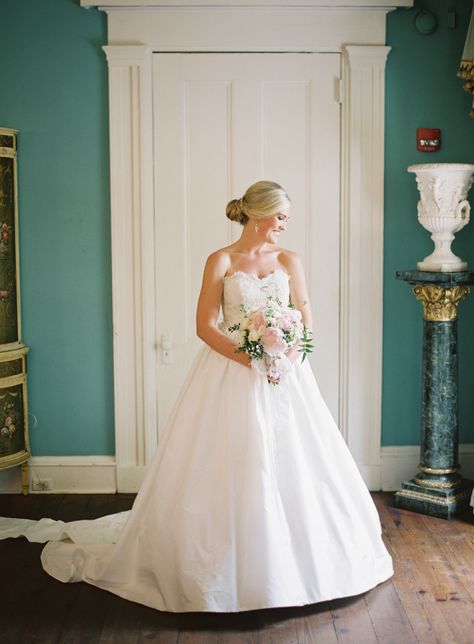 Doree & Taylor's William Aiken House wedding in Charleston, South Carolina | Photo by Virgil Bunao Traditional Southern Wedding, William Aiken House Wedding, Virgil Bunao, William Aiken House, Heart Flutter, Charleston South Carolina, Southern Wedding, House Wedding, Style Me Pretty