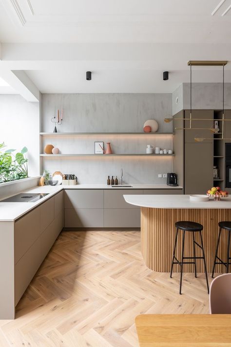 Deze prachtige keuken hebben we laten realiseren in een warme, beige tint. Het eiland is bekleed met een dunne latten panelen. Het waanzinnige marmeren blad frist het geheel op. De backsplash van de keuken heeft een fresco verf gekregen van Pure and Original. Wil jij jouw keuken ook op maat laten ontwerpen of weten wat de kosten zijn van een maatwerk keuken, neem gerust eens contact op! One Wall Kitchen, Kitchen Renovation Inspiration, Minimalist Kitchen Design, Beige Kitchen, Kitchen Interior Design Modern, House Design Kitchen, Kitchen Furniture Design, Warm Grey, Kitchen Colors