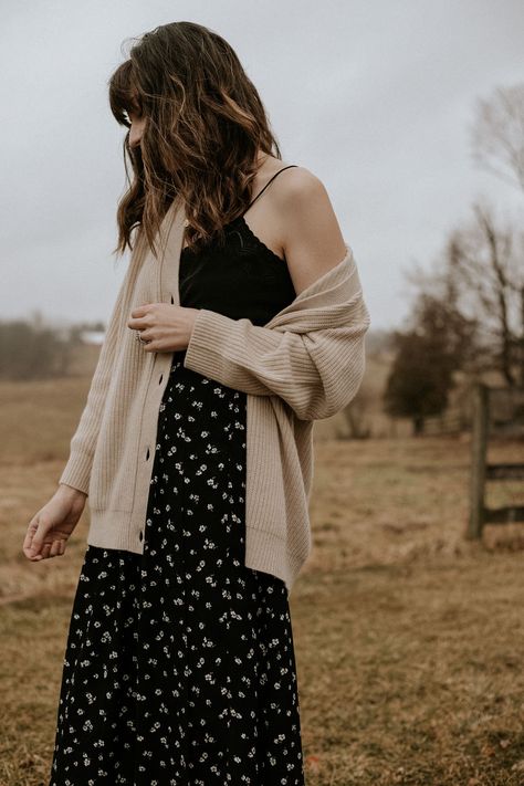 Cocoon Cardigan Outfit, Skirt And Cardigan Outfit, Jenni Kayne Sweater, Oversized Cardigan Outfit, Cardigan Outfit Summer, Cabin Sweater, French Wardrobe, Brand Shoot, Cardigan Outfit