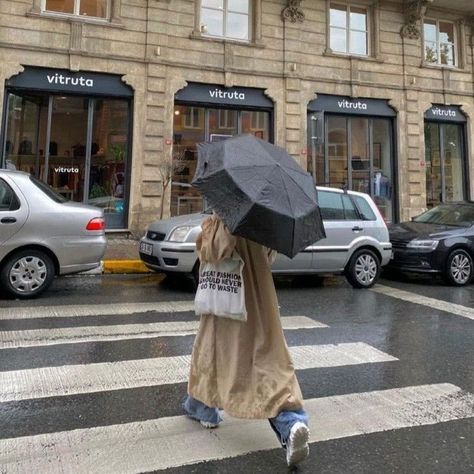 Rainy Day Poses, Umbrella Picture Ideas, Umbrella Outfit, Umbrella Aesthetic, Rainy Day Umbrella, Rainy Day Outfit Aesthetic, Rainy Day Outfits, Spirit Week Outfits, Rain Outfit