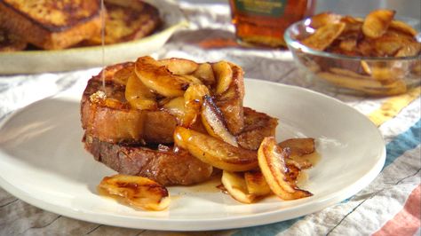 Soft caramelized apples are a heavenly topping for a thick slice of fluffy French toast. Fluffy French Toast, Caramelised Apples, Martha Stewart Recipes, Apple Maple, What's For Breakfast, French Toast Recipe, Pancakes And Waffles, Toast Recipes, Breakfast Dishes