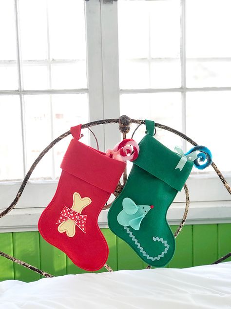 DIY Pet Stockings ⋆ Handmade Charlotte Sew For Christmas, Christmas Sunday, Cat Christmas Stocking, Cat Stockings, Diy Stockings, Animals Jokes, Holiday Craft Ideas, Pet Stockings, Stocking Designs