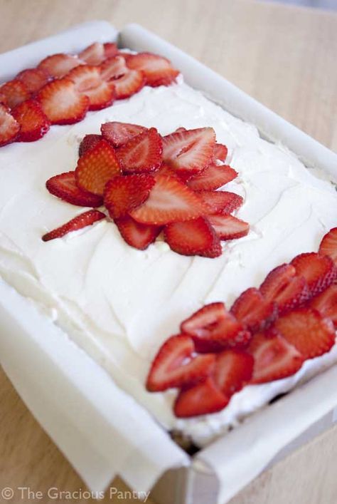 Clean Eating Canada Day Cake    I love how they used strawberries to make the canadian flag!  Awesome! Canada Day Cake, Boyfriend Board, Canada Party, Canada Day Crafts, Canada Day Party, Canada Holiday, Happy Canada Day, Canadian Food, Delicious Treats