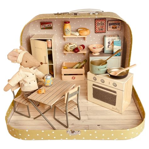 Maileg Chef Mouse and Kitchen is the perfect suitcase bundle to take anywhere. This case is customised by hand and has a little window and a white wood effect floor. Suitable for: 5 years + The set contains: Large Suitcase - 29 x 17 x 9cm (sasse & belle) Maileg Chef Mouse Maileg Wooden Table, Chair & Bench Mail Maileg Doll House, Maileg Dolls, Miniature Items, Maileg Mouse, Mouse House, Doll House Plans, Mini Doll House, Doll House Crafts, Dollhouse Projects