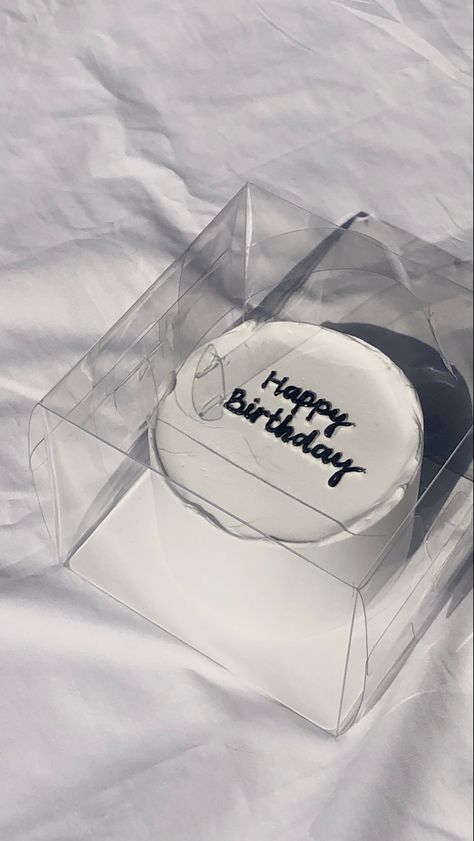 Tort Happy Birthday Boy, 19th Birthday Cake For Boys, Minimalist Birthday Cake Men, Round Birthday Cakes, Happy Birthday To Me Quotes, Ugly Cakes, For My Bestie, Happy Birthday Black, Simple Birthday Party