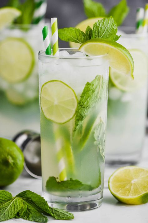 This Mojito Recipe is simple, easy to make, and totally delicious. You will find yourself coming back to this recipe over and over again! Resep Mojito, Mocktail Mojito, Best Mojito Recipe, Mojito Recipe Classic, Mojito Ingredients, Mojito Drink, Mojito Recept, Mojito Mocktail, Virgin Mojito