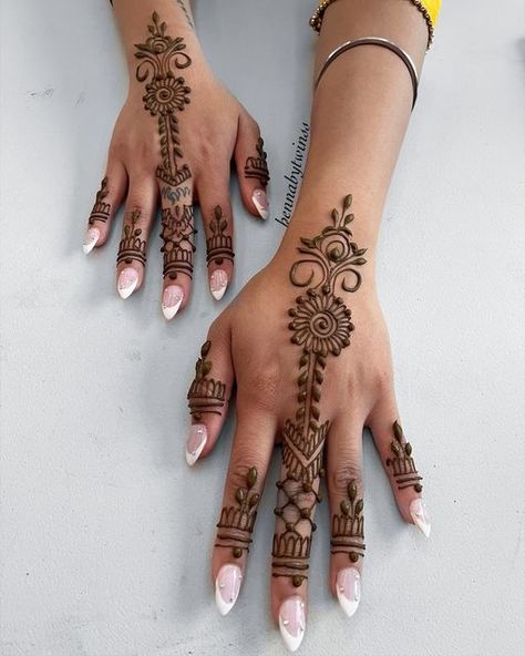 Simple Henna Art, Minimalist Mehendi, Festival Henna, Mehndi Tattoo Designs, Simple Mehandi Designs, Small Henna Designs, Henne Tattoo, Moroccan Henna, Simple Mehandi