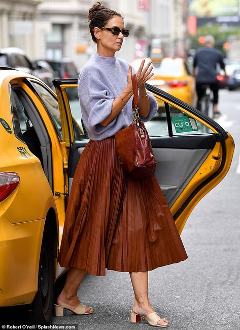 Stylish: She kept her hair in a messy bun and shaded her vision with tortoise-shell wayfar... Katie Holmes Outfits, Sweater Skirt Combo, Katie Holmes Style, News Logo, Chunky Cable Knit Cardigan, Marc Jacobs Dress, Flair Dress, Leather Midi Skirt, Katie Holmes