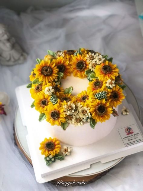 Summer Flower Cake Ideas, Sunflower Buttercream Cake, Icing Sunflowers, Wedding Cake Sunflower, Buttercream Icing Techniques, Sunflower Birthday Cakes, Buttercream Flowers Tutorial, Sunflower Cupcakes, Sunflower Cake