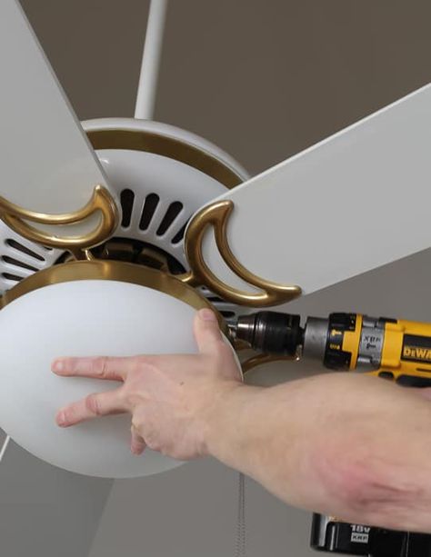 Paint your old ceiling fan without taking the fan down. Update A Ceiling Fan, Sleigh Bed Makeover, Ceiling Fan Upgrade, Ceiling Fan Blade Covers, Old Ceiling Fan, Ceiling Fan Diy, Ceiling Fan Update, Floor Lamp Makeover, Ceiling Fan Light Cover