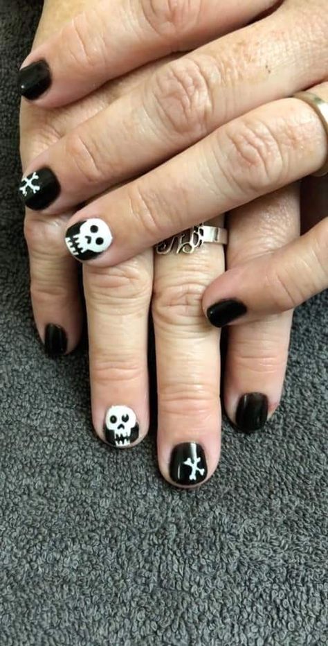 Skull Nails Short, Black Nails With Skulls, Nail Men, Skull Nail Art, Skull Nails, New Nail Art Design, Punk Nails, Anime Nails, Goth Nails