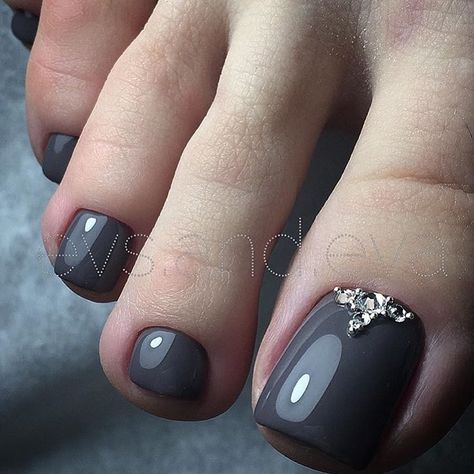 Grey Toe NailArt Grey Nail, Grey Nail Polish, Pretty Nail Colors, Acrylic Toes, Toe Nail Color, Pretty Toe Nails, Pedicure Designs, Black Nail, Toe Nail Designs