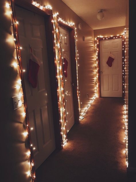 Christmas Dorm, Ideas Decoracion Navidad, Christmas Decorations Apartment, Diy Christmas Lights, Cozy Christmas Decor, Christmas Apartment, Front Porch Christmas Decor Ideas, Porch Christmas Decor Ideas, Porch Christmas Decor