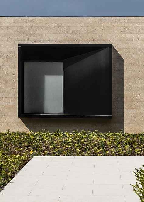 Architecture firm Mojo Stumer designed a modern house in Long Island, New York. Via @onreact Protruding Window Frame, Protruding Window, Window Design Architecture, Window Design Modern, Metal Wall Cladding, Window Framing, Architecture Windows, Modern Window Design, Black Window Frames