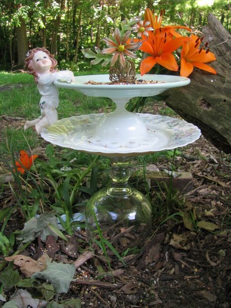 New uses for old plates and glassware! Tattoo Plant, Garden Totem, Unique Garden Art, China Garden, Garden Totems, Glass Plate Flowers, Funky Junk Interiors, Garden Junk, Meteor Garden 2018