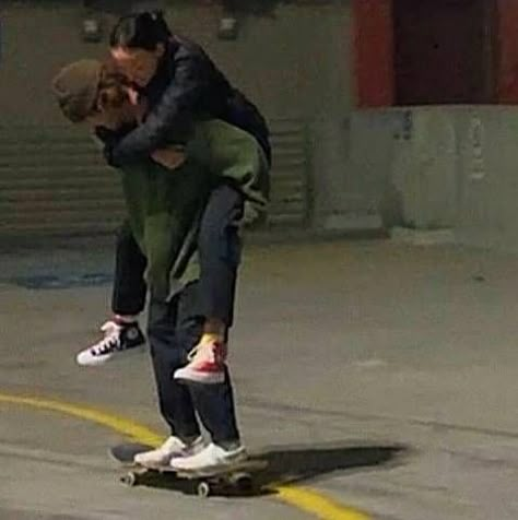 Skater Couple Aesthetic, Skateboarding Couples, Skater Couple, Skateboarding Aesthetic, Skateboard Aesthetic, Skater Vibes, Skater Aesthetic, Me And Bae